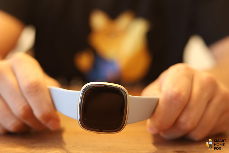 Man sieht die Fitbit Sense 2.